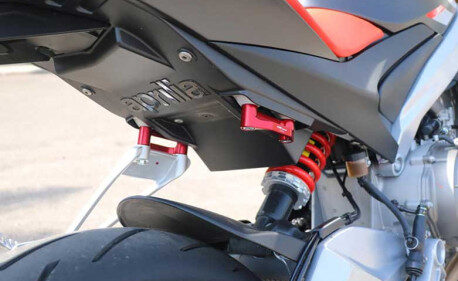 PLAQUE D'OBTURATION PLATINES REPOSE-PIEDS ARRIERE APRILIA RS 660 CNC RACING