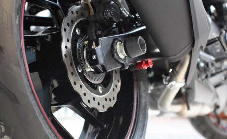 SUZUKI GSXS 750 ROULETTES DE PROTECTION ROUE ARRIERE EVOTECH Silencieux aftermar