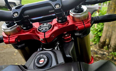 TE DE FOURCHE SUPERIEUR CNC RACING DUCATI HYPERMOTARD 698 MONO