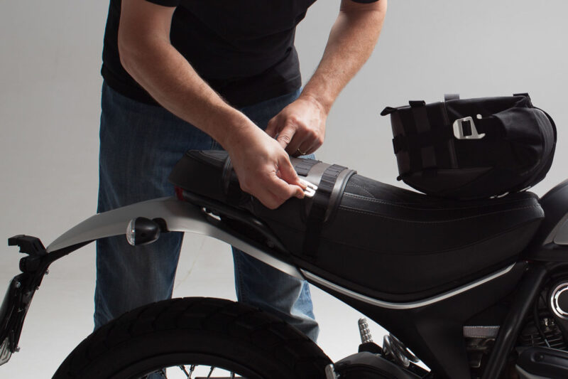 Crochet S pour sacoche lat. support Legend Gear Aluminium. Gris anodisé. Par paire.