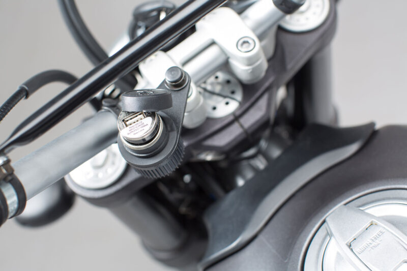 ema_00_107_20001_b_2_xl Kit de connexion électrique universel Fixation universelle M8 & M10. Avec USB Adapter.