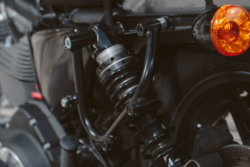 Support latéral gauche SLC Harley Sportster modèles (04-).