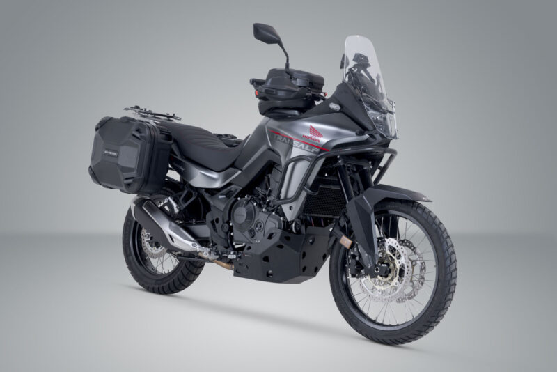 kft_01_070_65000_b_2_xl Système de valises rigides DUSC Noir. 41/41 L. Honda XL750 Transalp (22-).