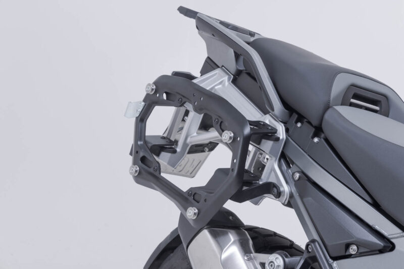 kft_07_976_30100_b_2_xl Support latéral PRO pour barre jonction dorigine Noir. BMW R 1300 GS Adventure (24-).