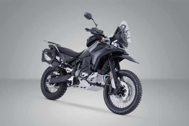 kft_10_057_30000_b_2_xl Support latéral PRO Noir. CFMoto 800MT-X (24-).