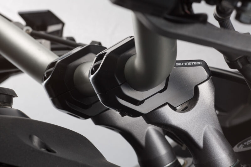 Réhausseur de guidon avec déport Ø 22 mm H=30 mm. Recul de 21 mm..