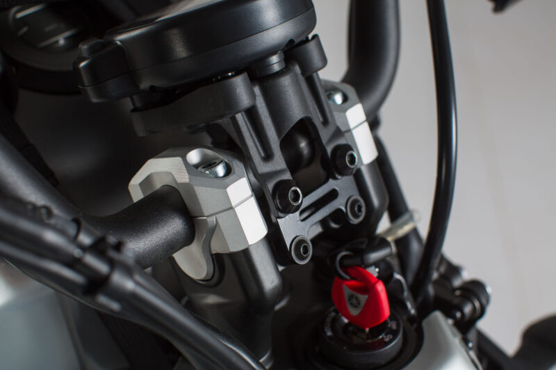 Réhausseur de guidon h=20 mm. Noir. Yamaha XSR700 (15-20).