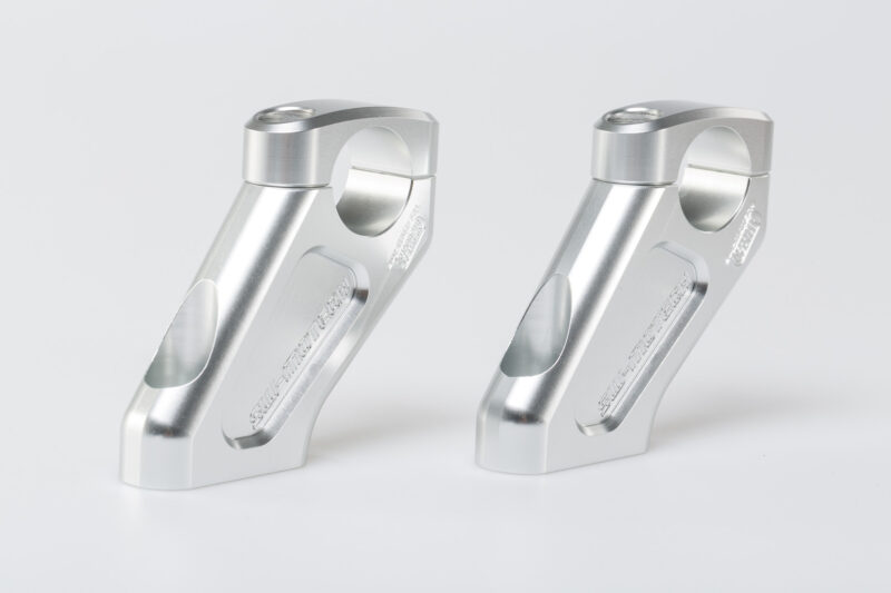 Réhausseur de guidon avec déport Ø 28 mm. Hauteur 20 mm. Recul 30 mm. Gris.