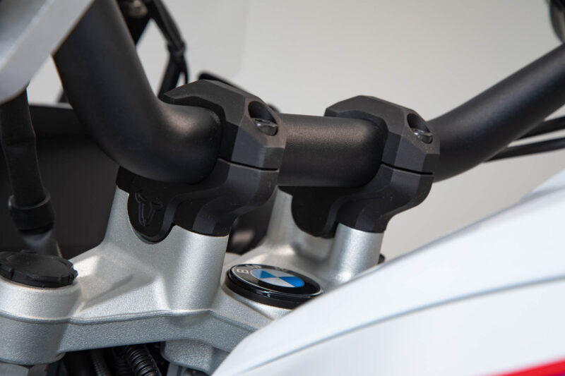 Réhausseur de guidon avec déport Hauteur 32 mm. Recul 20 mm.. Modéles BMW.