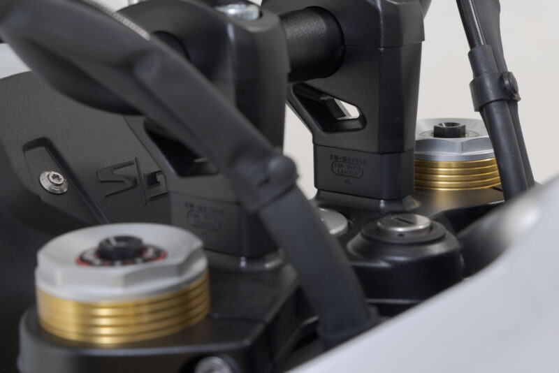 Réhausseur de guidon H=20 mm. Argent. BMW R 12 G/S (25-).