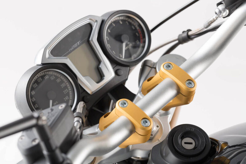 Réhausseur de guidon avec déport H=20 mm. Déport arrière 30 mm. Doré. BMW R nineT.