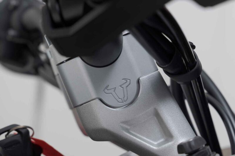 leh_11_039_10600_30_s_2_xl Réhausseur de guidon H= 30mm. Argent. Triumph Tiger 900 GT/Rally Pro.