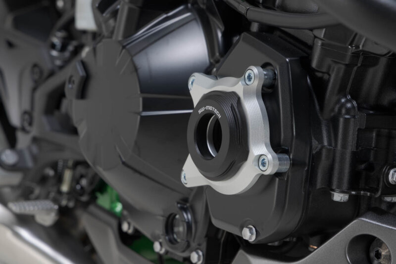 Protection de couvercle de carter moteur Noir/Gris. Modélés Kawasaki Z900 (16-).