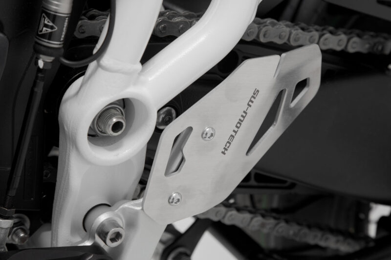 Protège-talon gauche. Triumph Tiger 900/GT/Rally/Pro (19-23).