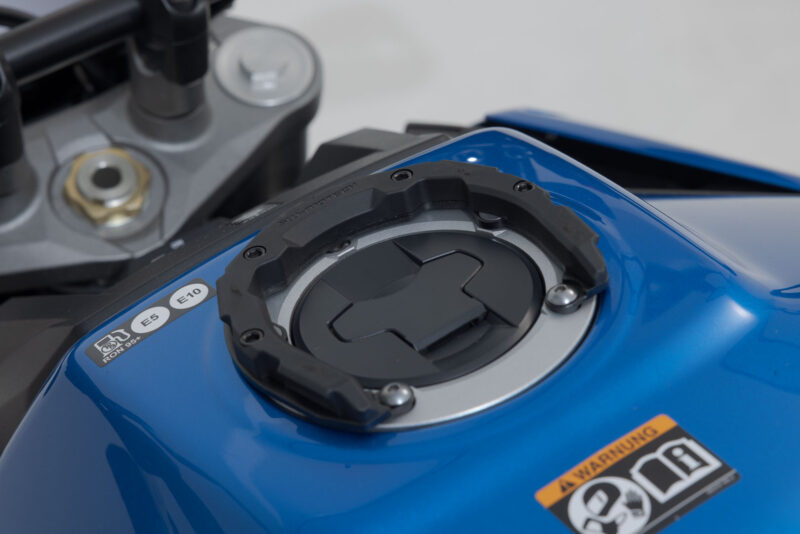 Anneau de réservoir PRO Noir. Modèles Suzuki. Pour réservoir avec 5 vis.