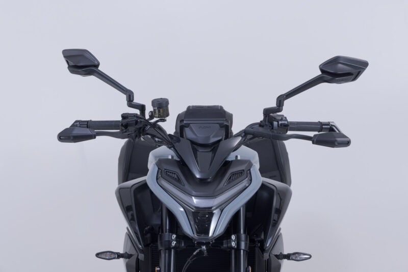 Protège leviers avec déflecteur de vent Noir. CFMoto 675NK (25-).