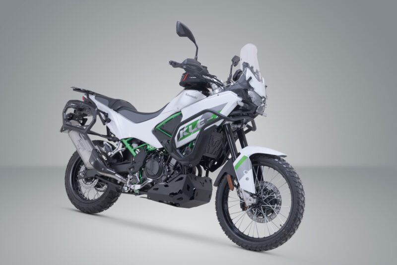 Support latéral PRO pour Akrapovic Noir. Kawasaki KLE500 / KLE500 SE (26-).